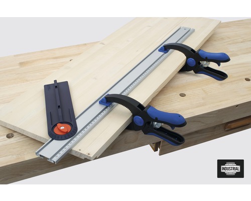 Établi avec rail de guidage, pièce et serre-joints