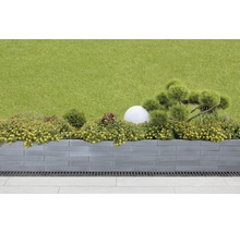 Garten mit Hochbeet aus Betonsteinen, bepflanzt mit Blumen und Ziersträuchern