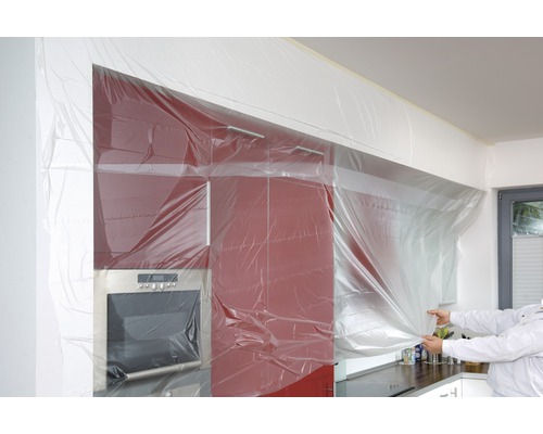 Abgedeckte Küche mit Schutzfolie für Renovierungsarbeiten