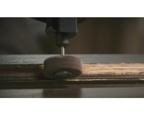 Une meule sur une pièce en bois.