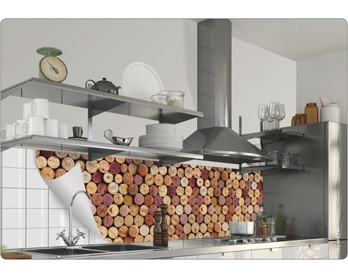 Scène de cuisine avec panneau mural motif liège