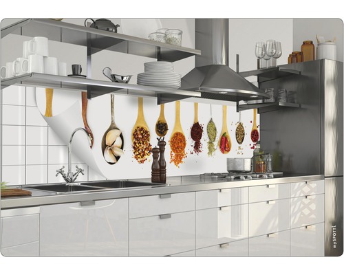 Crédence de cuisine avec motifs d''épices dans des cuillères en bois dans une cuisine moderne