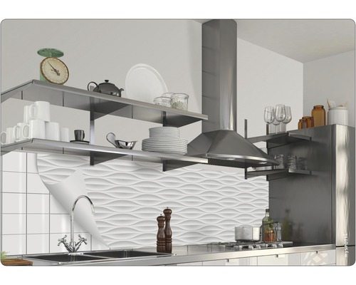 Scène de cuisine avec étagères, hotte aspirante et panneaux muraux blancs à motif ondulé