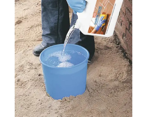 Reinigungsmittel wird in einen Eimer mit Wasser gegossen