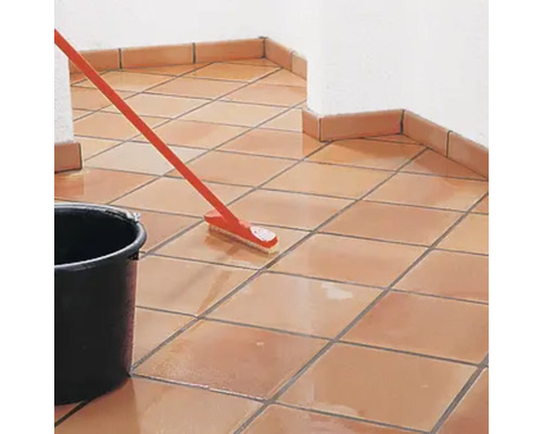 Bodenreinigung mit einem Schrubber und Eimer auf Fliesen.