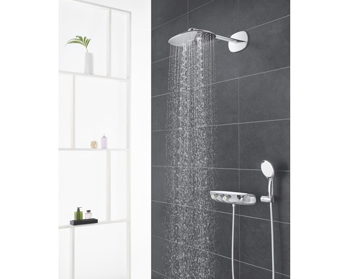 Brausesystem mit Kopfbrause und Handbrause in einem modernen Badezimmer