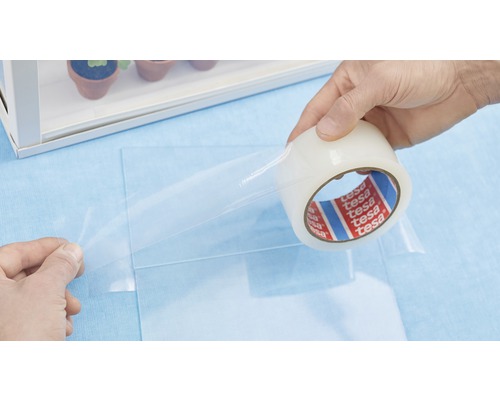 Anwendung von Tesa Klebefilm zum Basteln