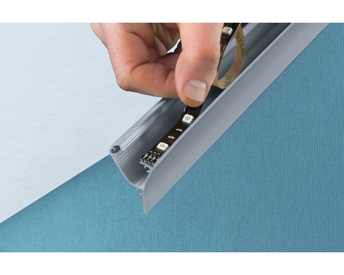 Hand befestigt LED-Streifen in einem Profil zur indirekten Beleuchtung.