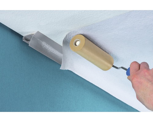 Anbringen von Glasfasertapete mit Anpressrolle und Tapezierschiene