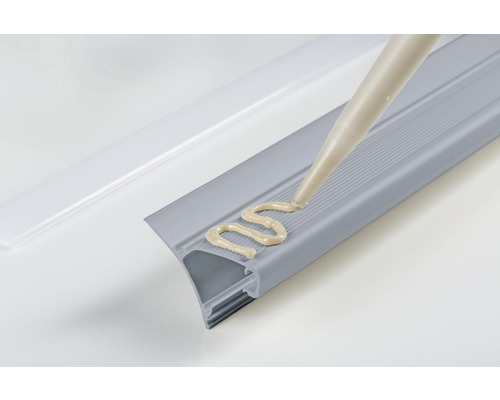 Auftragen von Klebstoff auf ein Treppenkantenprofil