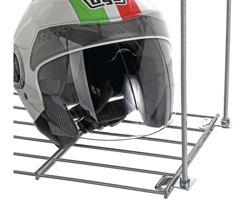 Motorradhelm auf Drahtregal