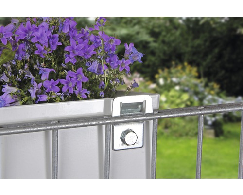 Detailaufnahme eines Blumenkastens mit Befestigung an einem Metallgitter