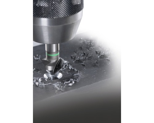 Foret à métaux en utilisation avec des copeaux de métal