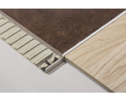 Fliesenprofil mit Fliesen und Klebemörtel