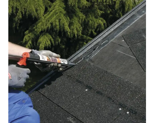 Application de mastic sur des bardeaux de toiture à l''aide d''un pistolet à cartouche.