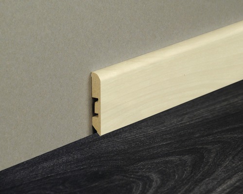 Plinthe en bois sur mur et sol