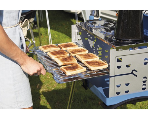 Préparation de toasts sur un réchaud de camping portable en plein air.