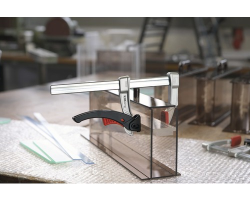 Verleimtes Werkstück mit einer Einhandzwinge fixiert