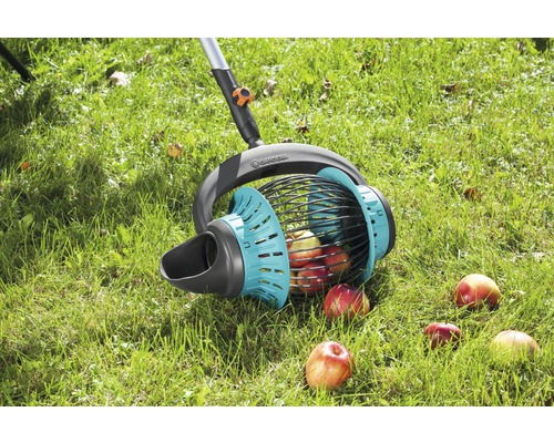 Gardena Obstsammler auf einer Wiese mit Äpfeln