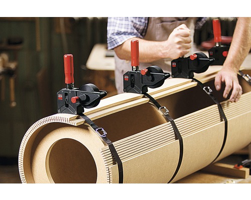 Utilisation de serre-joints à sangle pour coller du bois