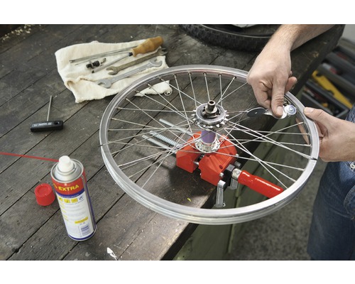 Réparation de vélo avec outils, jante et rayons