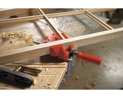 Holzrahmenkonstruktion mit einer Winkelspannzwinge fixiert auf einer Werkbank