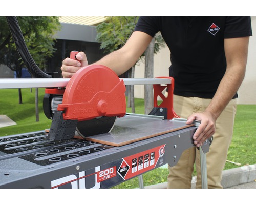 Fliesenschneider im Einsatz mit Bediener beim Schneiden einer Fliese.