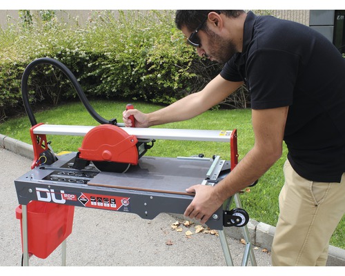 Fliesenschneider mit Mann beim Fliesenschneiden