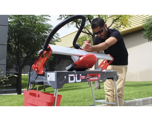 Fliesenschneider im Einsatz mit Mann im Freien