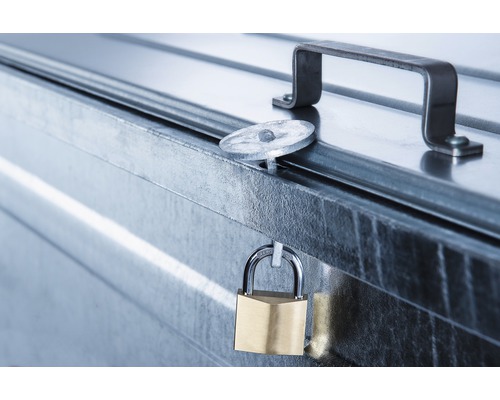 Vue détaillée d''une caisse métallique verrouillée avec un cadenas