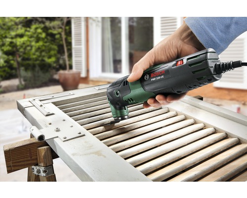 Outil multifonction Bosch en cours d''utilisation sur un volet