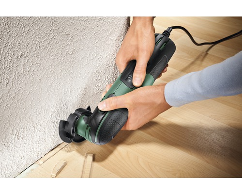 Outil multifonction en cours d''utilisation pour couper des panneaux de bois