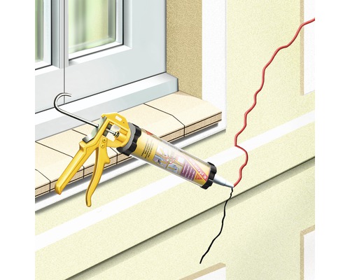 Application d''un mastic acrylique avec un pistolet à cartouche pour sceller un joint mural