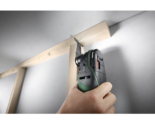 Outil électrique oscillant coupant un cadre en bois