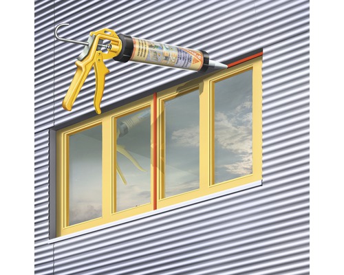 Vue extérieure d''une fenêtre sur laquelle du mastic est appliqué avec un pistolet à cartouche