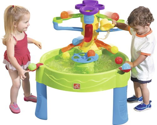 Kinder spielen mit einem interaktiven Spieltisch mit Wasserrutsche