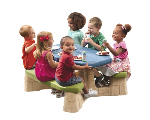 Kinder sitzen an einem Picknicktisch mit Bänken für den Aussenbereich.