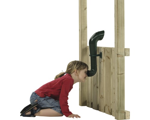 Fille utilise une longue-vue sur une tour de jeux en bois