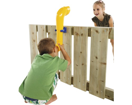 Tube de conversation jaune sur une clôture en bois avec des enfants qui jouent.