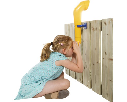Enfant jouant avec un télescope jaune sur une clôture en bois