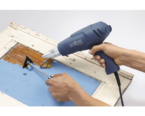 Décaper une porte avec un décapeur thermique et un couteau à mastic