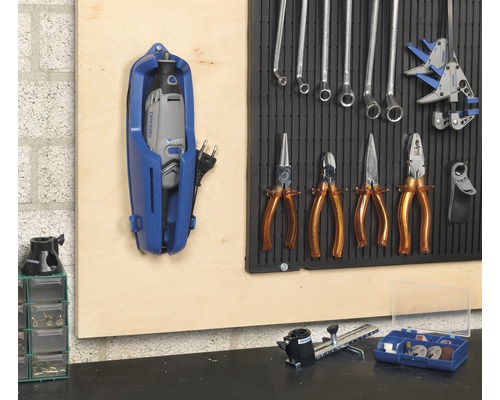 Werkstattwand mit Werkzeugen und Dremel Multitool im Halter