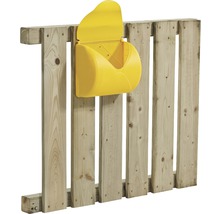 Bac à jouets jaune sur une clôture en bois