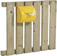 Boîte aux lettres jaune sur une clôture en bois