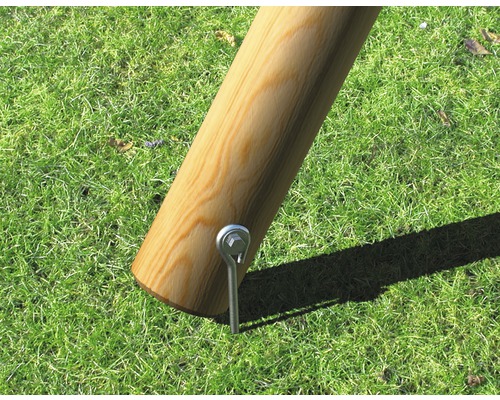 Vue détaillée d''un poteau en bois avec élément de fixation sur gazon