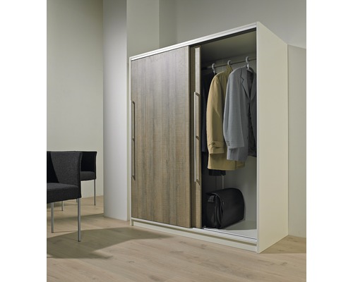 Armoire à portes coulissantes avec vêtements et sac