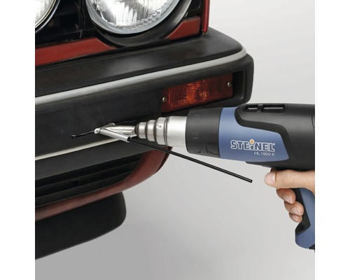 Pistolet à air chaud Steinel HL 1920 E utilisé sur une voiture.