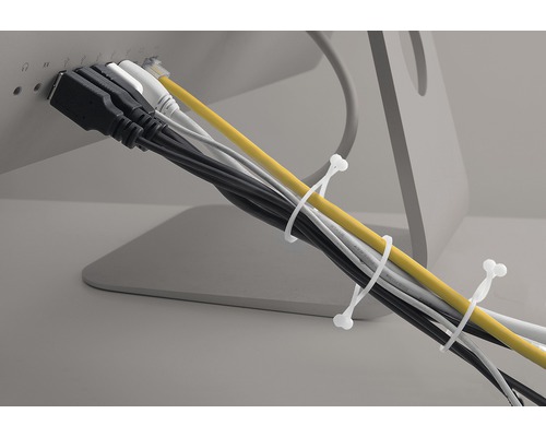 Mehrere mit Kabelbindern gebündelte Kabel an einem Computer