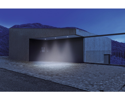 Moderne Hofeinfahrt mit Aussenbeleuchtung an einem Gebäude