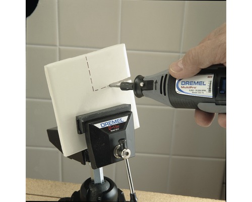 Outil Dremel MultiPro perçant un trou dans un carreau maintenu dans un étau Dremel